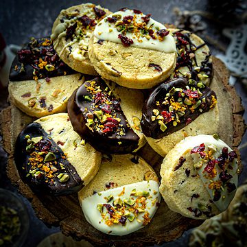 featured image cranberry and pistachio shortbread