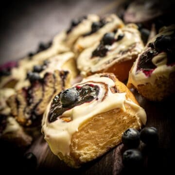 featured image blueberry cinnamon rolls