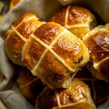 featured image hot cross buns