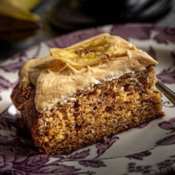 featured image banana traybake cake